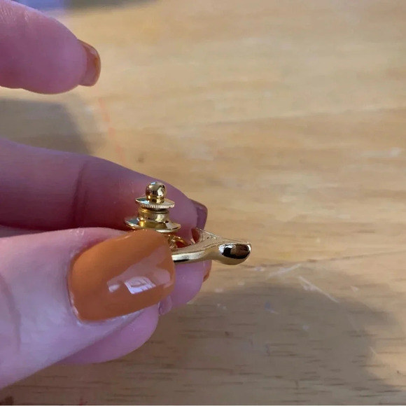 Avon goldtone French Horn Brooch NIB 1990. Vintage music lover - Picture 4 of 5